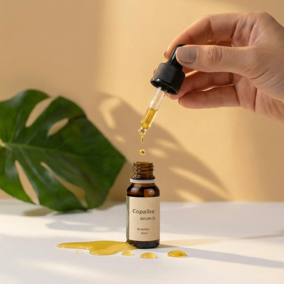 Copaiba Öl – naturreines Baumharz (Ölharz) in Glasflasche, warm-goldene Harzoptik