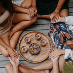 Zeremonieller Kakao, Ceremonial Blend – feiner zeremonieller Bio Kakao aus Peru. Eine harmonische Mischung aus Criollo und Trinitario Bohnen aus Juanjuí, mit mild-fruchtigem Aroma. Direkt und fair von Kleinbauern bezogen, ideal für Rituale, Meditation und tägliche Kakaozeremonien – erdend, sanft herzöffnend und belebend.