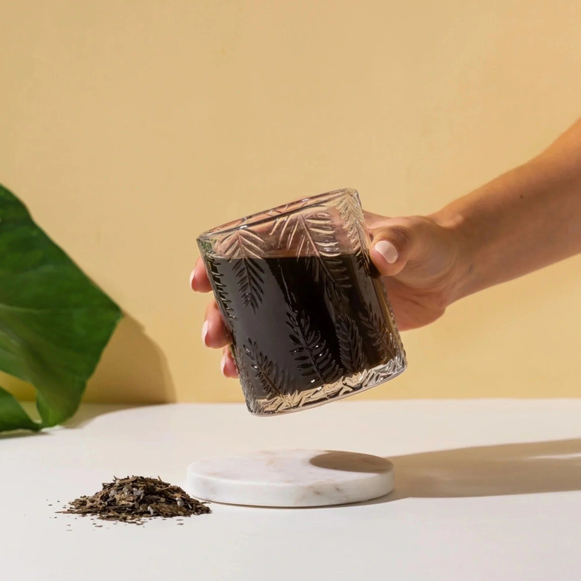 Wayusa, Guayusa, Ilex Guayusa, Wildsammlung, Energie Tee aus Ecuador vom Stamm der Kichwa, Mate, Kaffeeersatz, getrocknete Blätter ohne Zusatzstoffe, Wayusa in Tüte 100g, Guya, Matchachin, wayusa tee trinken glas