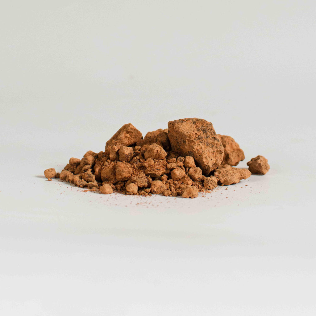 Zeremonieller Kakao, feiner zeremonieller Bio Kakao aus Kolumbien. Eine harmonische Mischung aus Criollo und Trinitario Bohnen aus Juanjuí, mit mild-fruchtigem Aroma. Direkt und fair von Kleinbauern bezogen, ideal für Rituale, Meditation und tägliche Kakaozeremonien – erdend, sanft herzöffnend und belebend.