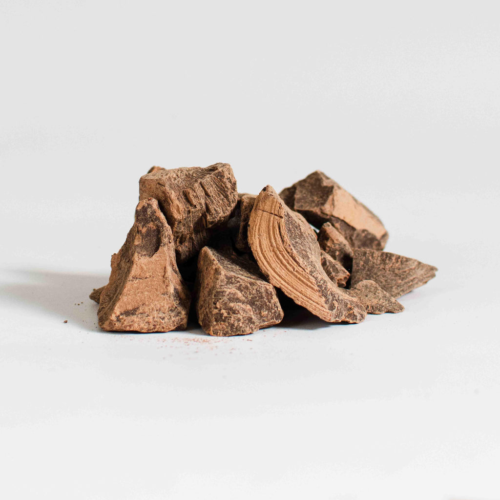 Zeremonieller Kakao, Ceremonial Blend – feiner zeremonieller Bio Kakao aus Peru. Eine harmonische Mischung aus Criollo und Trinitario Bohnen aus Juanjuí, mit mild-fruchtigem Aroma. Direkt und fair von Kleinbauern bezogen, ideal für Rituale, Meditation und tägliche Kakaozeremonien – erdend, sanft herzöffnend und belebend.